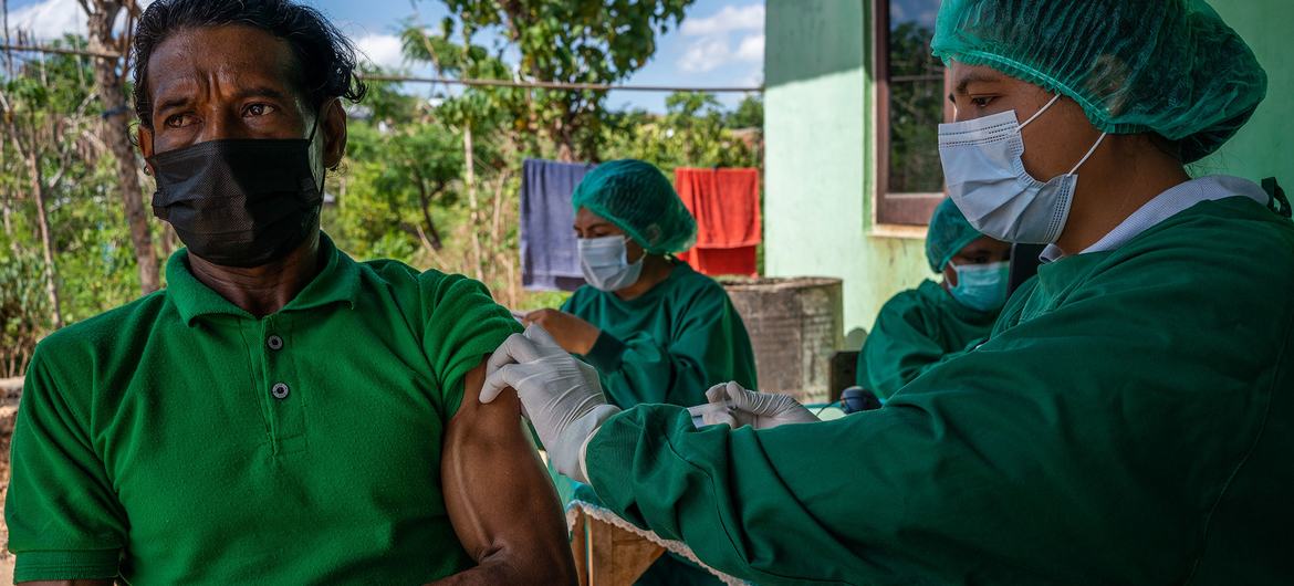 Des habitants de Kupang, en Indonésie, se font vacciner contre la Covid-19.